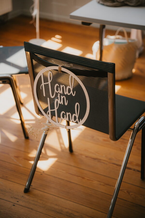 Hochzeitsschilder für Traustühle "Hand in Hand - Ein Leben Lang" – Bild 5