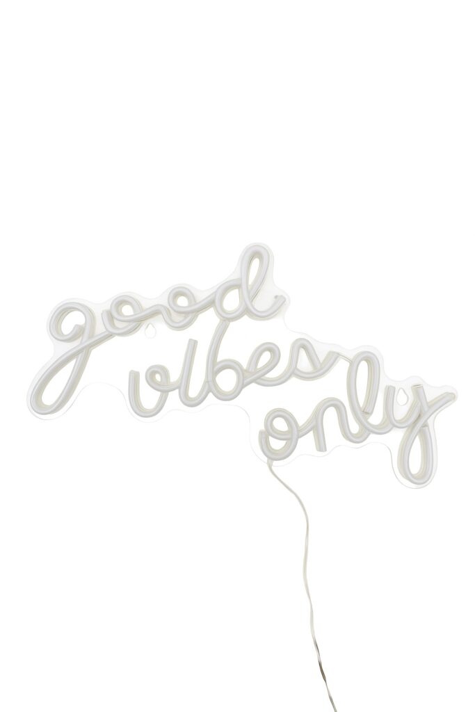 LED Schild Schriftzug "good vibes only"
