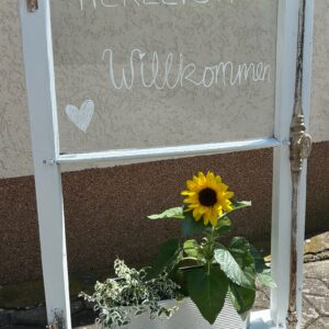 Altes Fenster zum Beschriften mit Blumenkasten