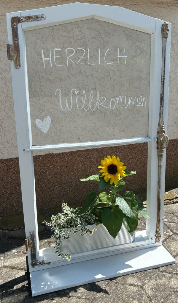 Altes Fenster zum Beschriften mit Blumenkasten