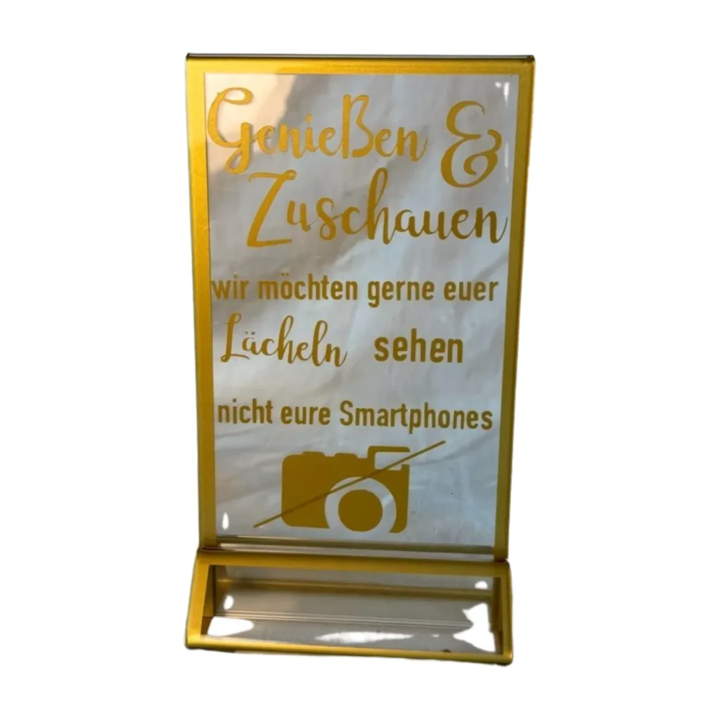 Schild "Genießen und Zuschauen - wir möchten gerne euer Lächeln sehen, nicht eure Smartphones"